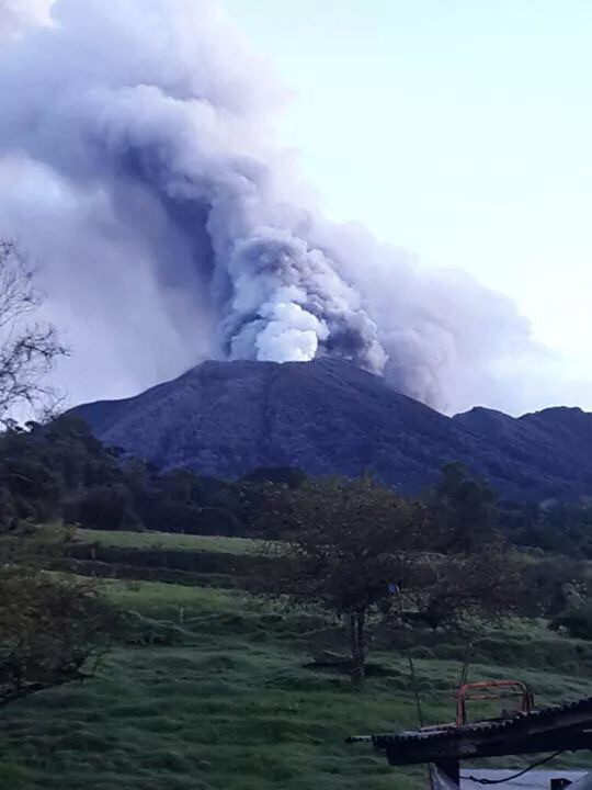 éruption volcan turrialba costa rica voyage fumée fumerolle