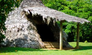 indigènes du costa rica voyage agence francophone française sur mesure indigène autochtone cahute maison primitive