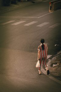 Femme en pyjamas dans la rue au Costa Rica